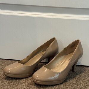 Bandolino Tan Heels with Patent Finish